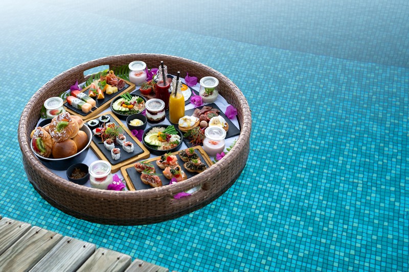Мальдивы: Outrigger Maldives Maafushivaru 5*, плавающий завтрак