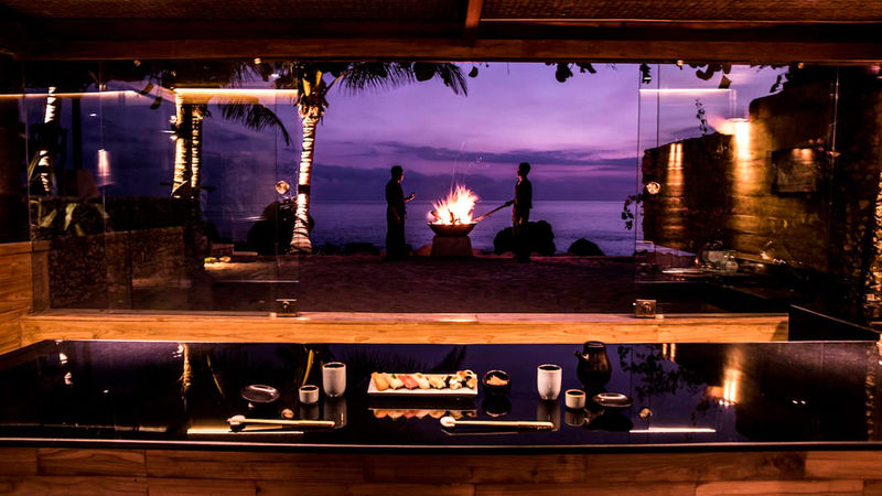 Ombak– изысканно оформленный главный ресторан с песчаным полом. Под открытым небом с видом на океан ежедневно подают завтра и ужин по меню. Для неповторимой романтической атмосферы ресторан предлагает организацию частного ужина на гребне океана.