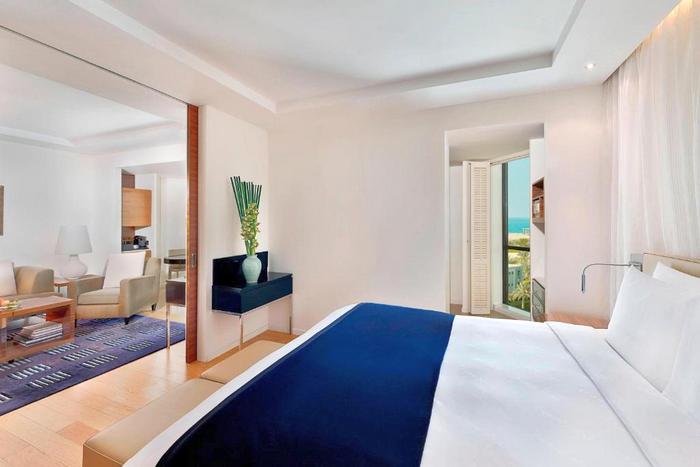 Deluxe Room with Club Lounge