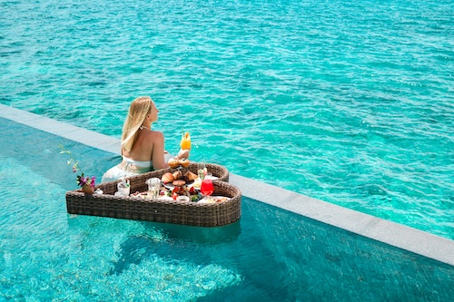 Мальдивы: Vakkaru Maldives, завтрак на вилле