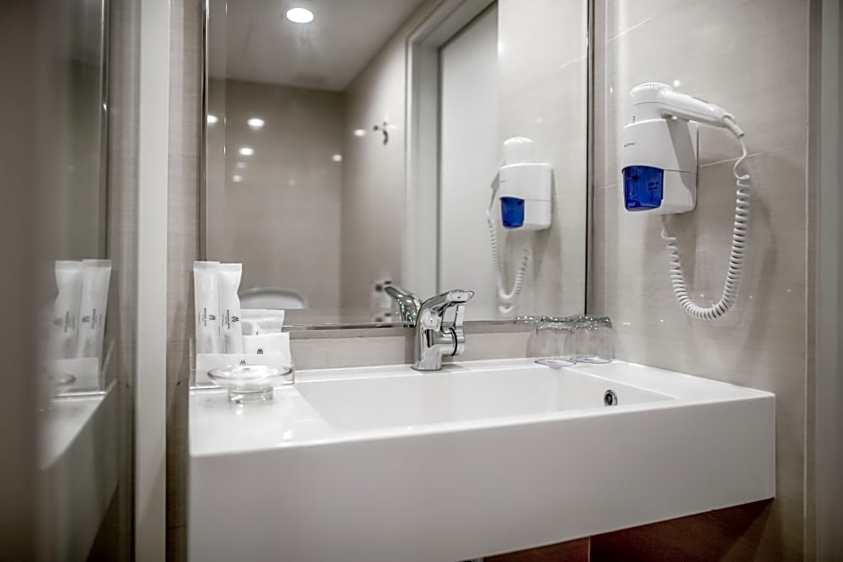 Mandarin Hotel Managed by Centre Point 4*
