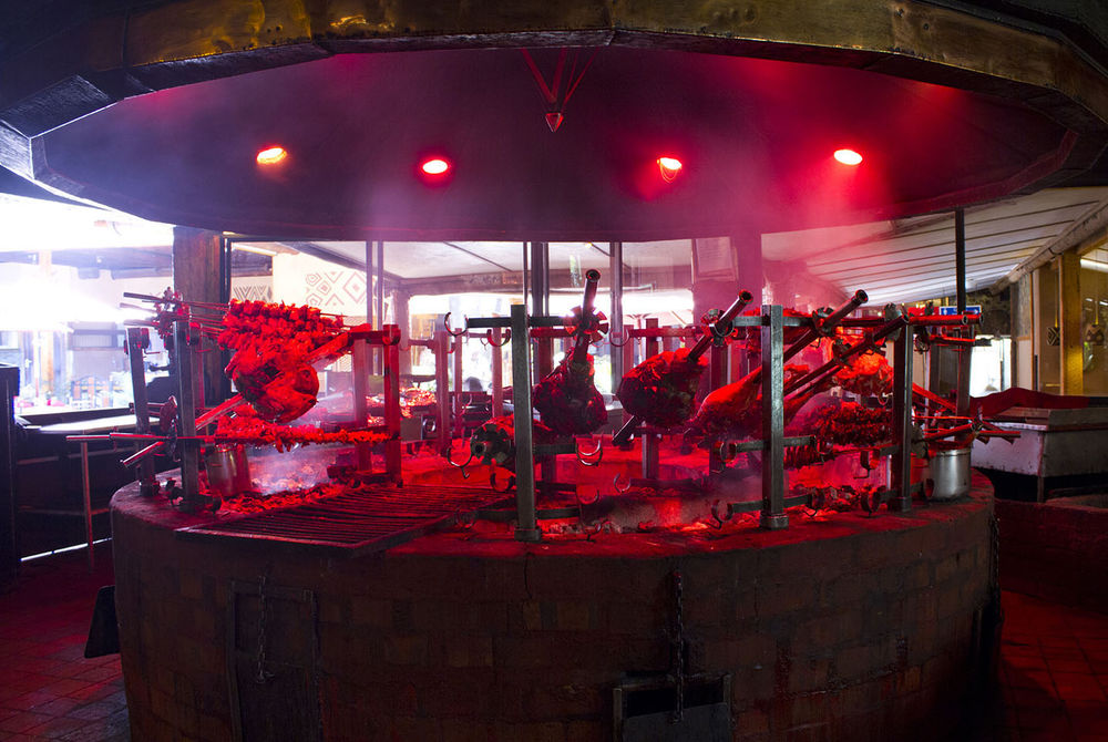 Кения: Найроби, ресторан Carnivore
