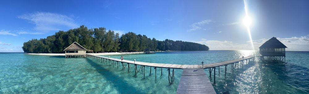 Индонезия: Раджа Ампат, Wai Island Resort: причал и ресторан