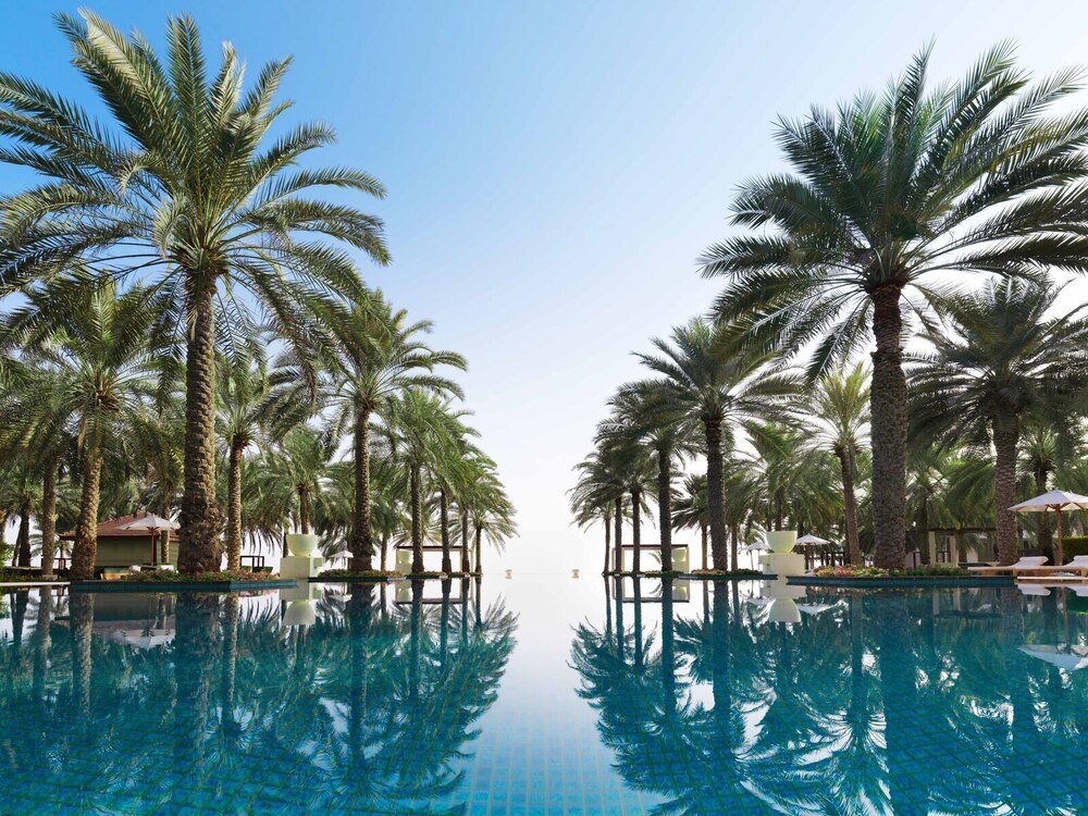 Оман: Маскат, Al Bustan Palace, панорамный бассейн