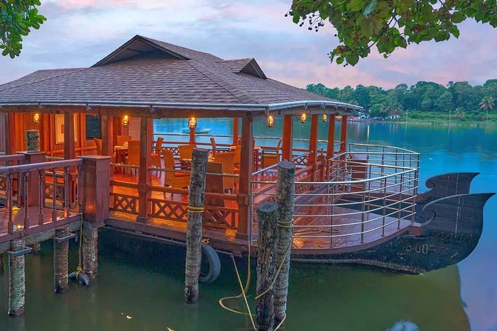 Индия: Leela Ashtamudi 5*